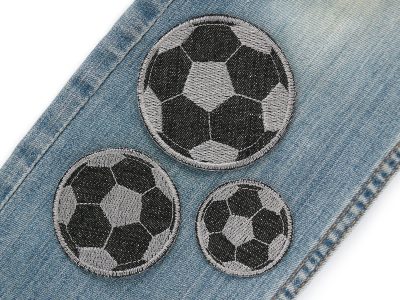 3er Set Fußball Jeansflicken schwarz auf Kinderhose aufgebügelt, grau gestickter Fußball schwarz Ø 4,5 cm 6 cm 7,5 cm, Kinderhosen reparieren handmade Berlin Piratenbande