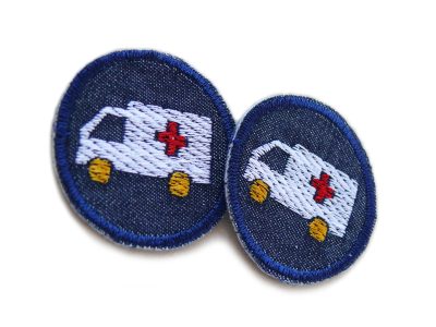 Nahaufnahme 2 Mini Krankenwagen Patches, dunkelblauer Jeansstoff Ø 4 cm mit Rettungswagen weiß-rot, Bügelflicken handmade Berlin Piratenbande