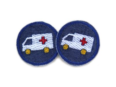 Zwei runde Mini-Jeansflicken aus dunkelblauem Jeansstoff mit gesticktem Krankenwagen in Weiß und Rot, ø 4 cm, zum Aufbügeln auf Kinderhosen, handmade Berlin
