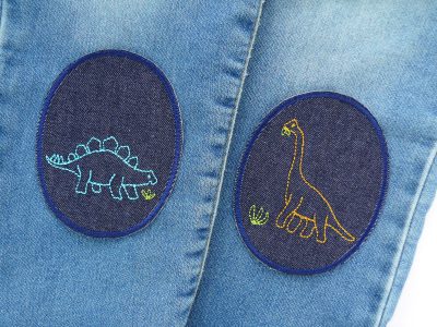 Stegosaurus und Brachiosaurus Knieflicken auf Kinderjeans aufgebügelt, dunkelblaue Jeansflicken 8 x 10 cm mit gestickten Pflanzenfresser-Dinos, Bügelflicken handmade Berlin Piratenbande