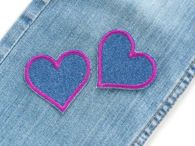Lila Herz Jeansflicken auf Jeans oder Kinderhose aufgebügelt, dunkelblauer Jeansstoff 5,5 x 5 cm mit lilafarbener Umrandung, Bügelflicken Kinderhosen reparieren Piratenbande Berlin