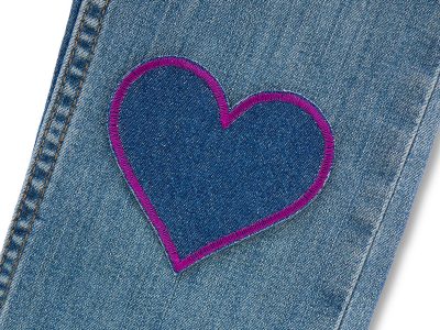 Lila-Herz Jeansflicken auf Jeanshose oder Kinderhose aufgebügelt, dunkelblauer Jeansstoff 8,5 x 8 cm mit lilafarbener Umrandung, Bügelflicken Kinderhosen reparieren Piratenbande Berlin