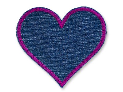 dunkelblauer Herz Jeansflicken mit Umrandung in lila – herzförmiger Bügelflicken 8,5 x 8 cm aus dunkelblauem Jeansstoff mit lilafarbener Garnumrandung, Herz-Hosenflicken handmade Berlin