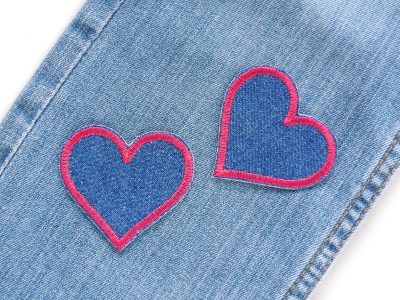 Pink Herz Jeansflicken auf Jeans aufgebügelt, dunkelblauer Jeansstoff 5,5 x 5 cm mit pinkfarbener Umrandung, Herz-Hosenflicken Kinderhosen reparieren Piratenbande Berlin