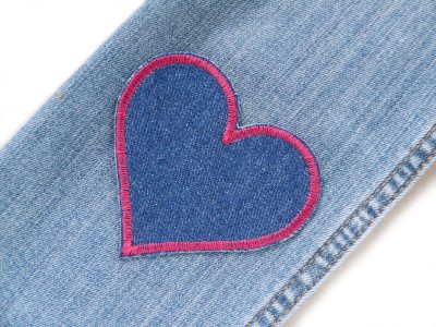 Pink Herz Jeansflicken auf Jeanshose oder Kinderhose aufgebügelt, dunkelblauer Jeansstoff 8,5 x 8 cm mit pinkfarbener Umrandung, Bügelflicken Kinderhosen reparieren Piratenbande Berlin