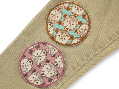 Zwei Bären-Hosenflicken braun und rosa auf Kniebereich einer Kinderhose aufgebügelt, Baumwollcanvas Ø 7 cm mit Bärenkopf-Allover, Bügelflicken Kinderhosen reparieren handmade Berlin