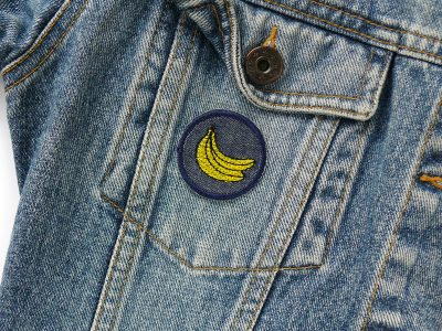 Bananen Patch auf Jeansjacke aufgebügelt, Ø 4 cm dunkelblauer Jeans mit gelben Bananen, Bügelflicken Deko handmade Berlin Piratenbande
