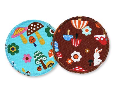 Waldfreunde Hosenflicken aus Baumwollcanvas in 2 Farben: Türkis-Blau und Warmes Braun, jeweils Ø 8 cm, buntes Waldmotiv mit Igeln Eichhörnchen Pilzen und Blumen, Bügelflicken handmade Berlin