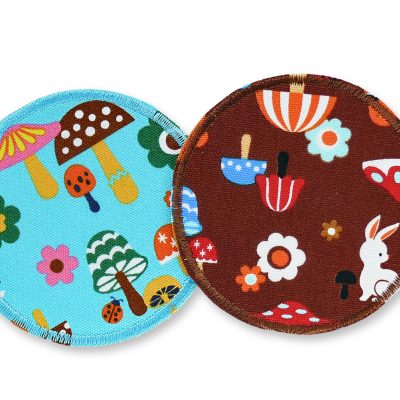 Waldfreunde Hosenflicken aus Baumwollcanvas in 2 Farben: Türkis-Blau und Warmes Braun, jeweils Ø 8 cm, buntes Waldmotiv mit Igeln Eichhörnchen Pilzen und Blumen, Bügelflicken handmade Berlin