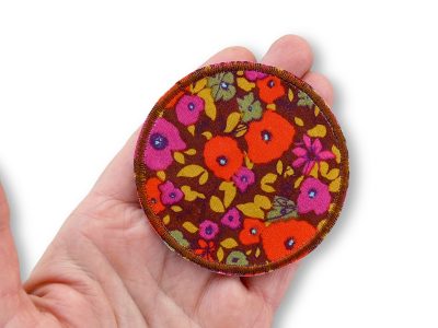 Bügelflicken mit roten Mohnblumen auf einer Hand – Mohnblumen Hosenflicken Ø 7 cm, brauner Baumwollstoff mit Mohnblüten Allover, Bügelflicken handmade Berlin Piratenbande
