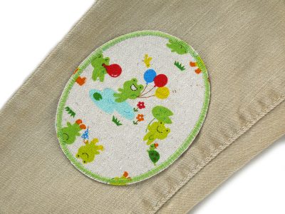 Frosch-Knieflicken auf Kinderhose aufgebügelt, heller Baumwollcanvas 8 x 10 cm mit grünen Fröschen Luftballons und Schirmchen, Bügelflicken Kinderhosen reparieren Piratenbande Berlin