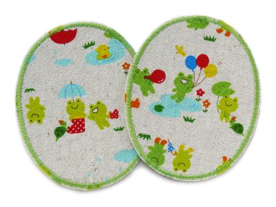 Zwei ovale Knieflicken aus hellem Baumwollcanvas mit bunten Fröschen in der Sommerfrische – mit Luftballons und Schirmchen – jeweils 8 x 10 cm, Bügelflicken für Kinderhosen handmade Berlin