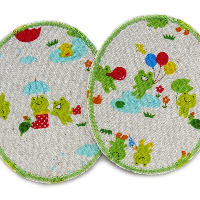 Zwei ovale Knieflicken aus hellem Baumwollcanvas mit bunten Fröschen in der Sommerfrische – mit Luftballons und Schirmchen – jeweils 8 x 10 cm, Bügelflicken für Kinderhosen handmade Berlin