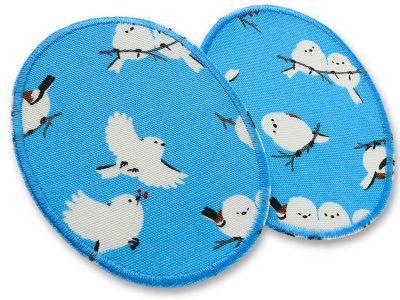 Nahaufnahme ovale Wintervögel-Knieflicken aus blauem Baumwollcanvas, 8 x 10 cm, weißes Vogel-Allover-Muster auf Blau, Bügelflicken handmade Berlin Piratenbande