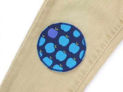 Äpfelchen Hosenflicken Ø 7 cm auf Kinderhose oder Jeans aufgebügelt, dunkelblauer Baumwollstoff mit blauen Äpfelchen Allover, Bügelflicken handmade Berlin Piratenbande