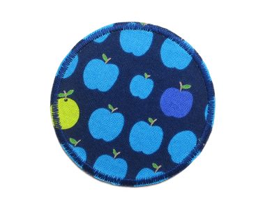 Runder Hosenflicken aus dunkelblauem Baumwollstoff mit kleinen blauen Äpfeln als Allover-Muster, ø 7 cm, zum Aufbügeln auf Kinderhosen, handmade Berlin