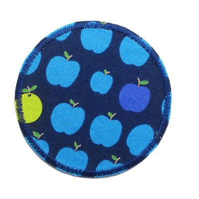 Runder Hosenflicken aus dunkelblauem Baumwollstoff mit kleinen Äpfeln als Allover-Muster, ø 7 cm, zum Aufbügeln auf Kinderhosen, handmade Berlin