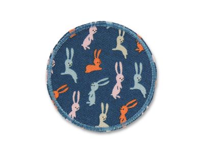 Hasen-Hosenflicken aus dunkelgrauem Baumwollstoff mit kleinen bunten Hasen in Orange Grau Rosa und Beige Allover-Muster, Ø 7 cm, Bügelflicken für Kinderhosen handmade Berlin