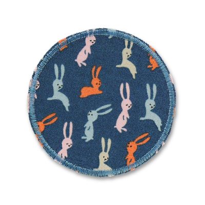 Hasen-Hosenflicken aus dunkelgrauem Baumwollstoff mit kleinen bunten Hasen in Orange Grau Rosa und Beige Allover-Muster, Ø 7 cm, Bügelflicken für Kinderhosen handmade Berlin