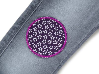 runde Hosenflicken lila mit hellen Blüten im Kniebereich einer Jeanshose – violetter Blüten-Knieflicken Ø 7 cm auf Jeanshose aufgebügelt, japanisches Blütenmuster auf Baumwollstoff, Kinderhosen reparieren handmade Berlin
