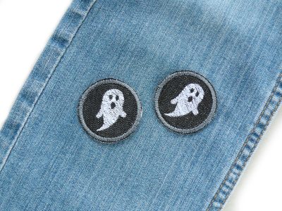 Gespenster Mini Patches Ø 4 cm auf Jeans aufgebügelt, schwarzer Jeansstoff mit weißen Gespenstern, Gespenster-Aufnäher handmade Berlin Piratenbande