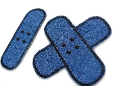 Nahaufnahme 2 Jeansflicken Pflaster schwarz, Kreuzpflaster und Einzelpflaster aus dunkelblauem Jeansstoff mit schwarzer Garnumrandung, Bügelflicken handmade Berlin Piratenbande