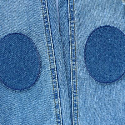 Zwei ovale Knieflicken aus mittelblauem Jeansstoff, in zwei Größen erhältlich, zum Aufbügeln auf Jeanshosen für Kinder und Erwachsene, handmade Berlin