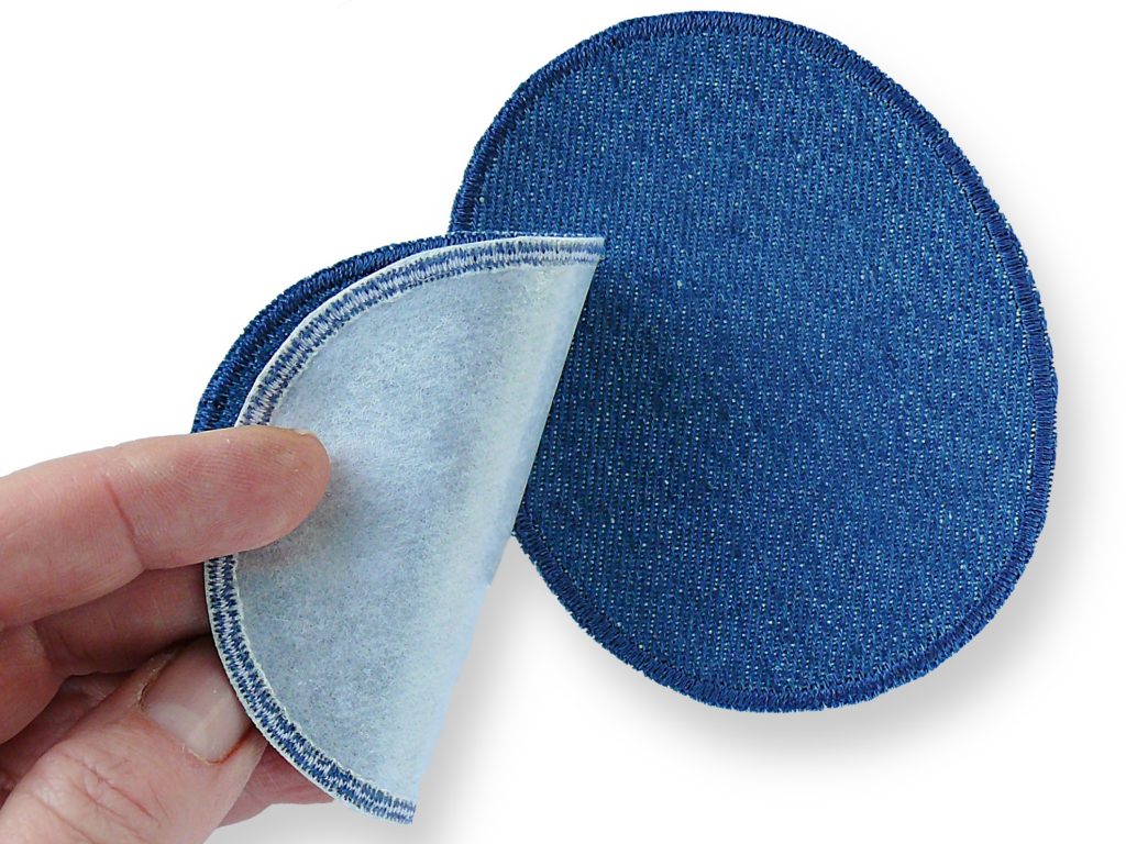 die Bügelflicken von der Piratenbande haben auf der Rückseite eine hochwertige Bügelfolie – Rückseite mittelblaue Jeansflicken mit Bügelfolie, Knieflicken 8 x 10 cm handmade Berlin