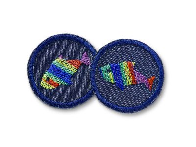 2 Mini Regenbogenfisch-Jeansflicken aus dunkelblauem Jeansstoff mit gesticktem buntem Fisch-Motiv, jeweils Ø 4 cm, Mini-Aufnäher 2er Set zum Aufbügeln handmade Berlin