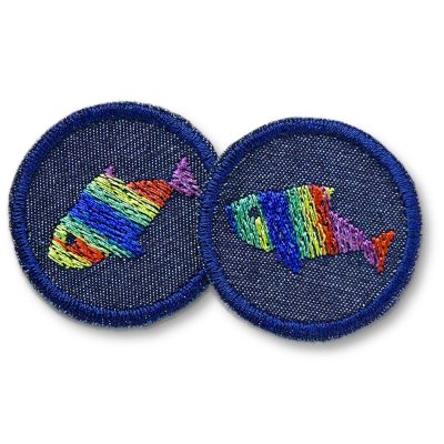 2 Mini Regenbogenfisch-Jeansflicken aus dunkelblauem Jeansstoff mit gesticktem buntem Fisch-Motiv, jeweils Ø 4 cm, Mini-Aufnäher 2er Set zum Aufbügeln handmade Berlin