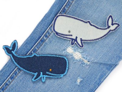 Pottwal Applikationen zum aufbügeln in 2 Farben auf einer Jeanshose, Wal Jeansflicken 11 x 5 cm dunkelblau und hellblau, Bügelflicken Kinderhosen reparieren handmade Berlin