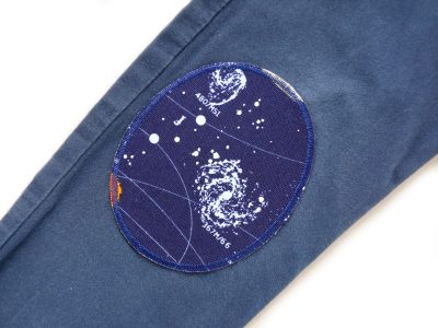 Weltall-Knieflicken auf Kinderhose aufgebügelt, dunkelblauer Baumwollcanvas 8 x 10 cm mit Planeten Satelliten Sternen, Bügelflicken Kinderhosen reparieren handmade Berlin