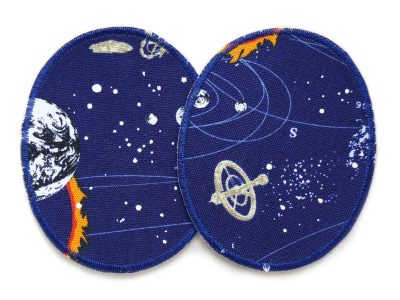 2 Weltall-Knieflicken aus dunkelblauem Baumwollcanvas mit Planeten Sonnen Satelliten Sternen und Planetenbahnen, jeweils 8 x 10 cm, Bügelflicken für Kinderhosen Unikat handmade Berlin