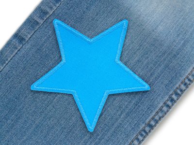 Hellblauer Canvas-Stern auf Jeanshose aufgebügelt, Baumwollcanvas 10 x 10 cm, Stern-Hosenflicken Kinderhosen reparieren Piratenbande Berlin