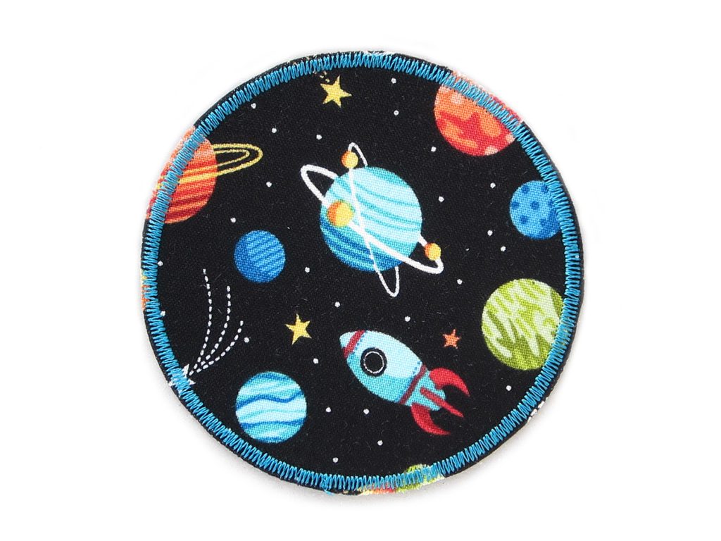 Runder Hosenflicken aus Baumwollstoff mit buntem Weltall-Motiv – Planeten, Sterne, Kometen und Raketen auf schwarzem Grund, ø 8 cm, zum Aufbügeln auf Kinderhosen, handmade Berlin