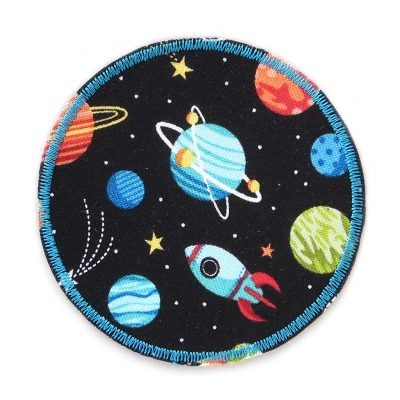 Runder Hosenflicken aus Baumwollstoff mit buntem Weltall-Motiv – Planeten, Sterne, Kometen und Raketen auf schwarzem Grund, ø 8 cm, zum Aufbügeln auf Kinderhosen, handmade Berlin