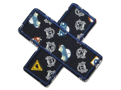 Auto Knieflicken dunkelblau 9 x 9 cm als Hosenpflaster aufgebügelt, Baumwolle mit bunten Fahrzeugmotiven, Bügelflicken für Kinderhosen handmade Berlin