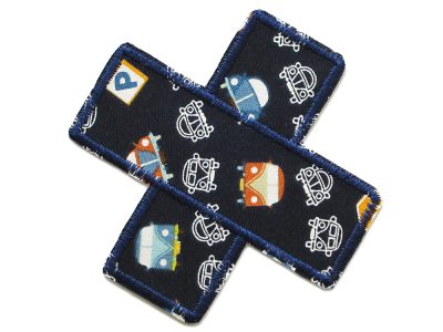 Hosenpflaster Flicken zum aufbügeln mit kleinen Autos – Auto Pflaster Bügelflicken aus dunkelblauem Baumwollstoff 9 x 9 cm mit bunten Autos Allover, Kinderhosen reparieren handmade Berlin