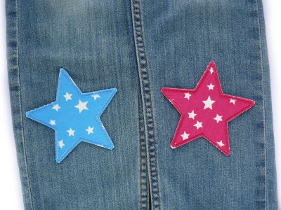Stern-Canvas-Hosenflicken hellblau und pink, 10 x 10 cm, weiße Sternchen Allover-Muster, Bügelflicken für Kinderhosen und Jeans handmade Berlin Piratenbande