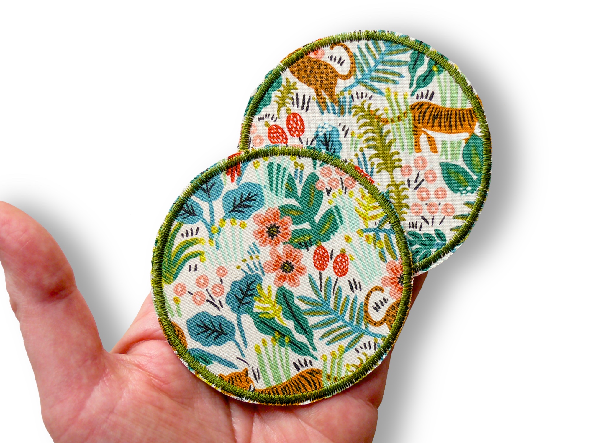 Nahaufnahme Dschungel-Bügelflicken hell, Ø 8 cm, dichtes Pflanzenmotiv aus Baumwollstoff, günstigere Variante des Dschungel-Hosenflickens handmade Berlin