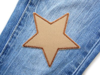 hellbrauner Canvas-Stern auf Hose aufgebügelt, 10 x 10 cm, Stern-Hosenflicken Aufnäher Kinderhosen reparieren handmade Berlin Piratenbande