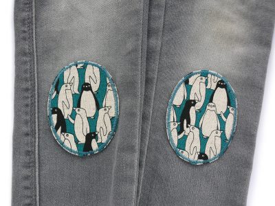 Pinguin-Knieflicken petrol auf Kinderhose aufgebügelt, Baumwollcanvas 6 x 8 cm mit Pinguin-Allover, Bügelflicken für schmalere Hosenbeine Piratenbande Berlin