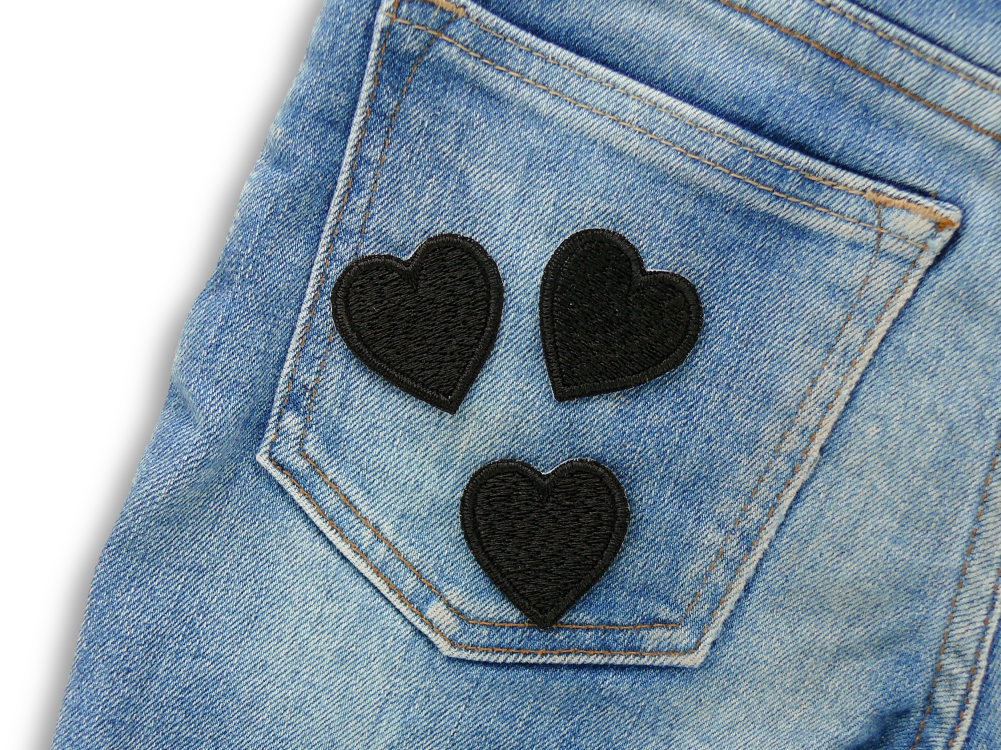 Mini Herz Patches schwarz 3 x 3 cm aus schwarzem Baumwollstoff auf Jeanshose aufgebügelt, gesticktes Herzchen Bügelflicken handmade Berlin Piratenbande