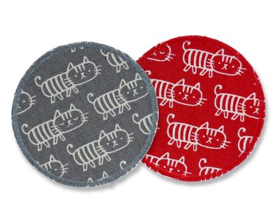 Katzen-Hosenflicken aus Baumwollcanvas in 2 Farben: grauer Canvas und roter Canvas, jeweils mit weißen Katzen Allover-Muster, Ø 8 cm, Bügelflicken für Kinderhosen handmade Berlin