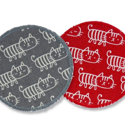 Katzen-Hosenflicken aus Baumwollcanvas in 2 Farben: grauer Canvas und roter Canvas, jeweils mit weißen Katzen Allover-Muster, Ø 8 cm, Bügelflicken für Kinderhosen handmade Berlin