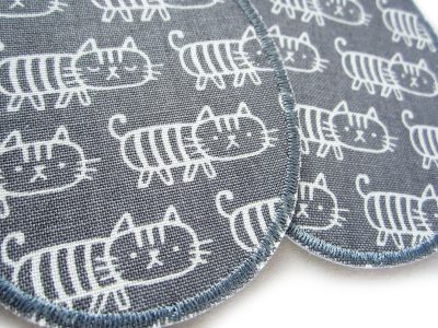 Ovale Knieflicken für Kinder mit grob skizzierten weißen Katzen aus grauem Baumwollcanvas, 10 x 12 cm, große Bügelflicken handmade Berlin