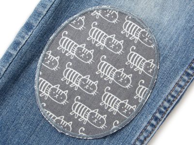 Katzen-Knieflicken grau auf Kinderhose aufgebügelt, grauer Baumwollcanvas 10 x 12 cm mit weißen Katzen-Skizzen, XL Bügelflicken Kinderhosen reparieren Piratenbande Berlin