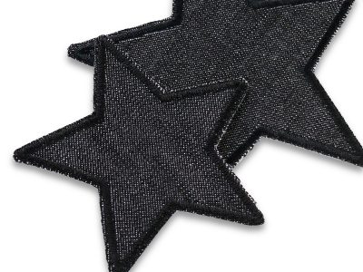 Nahaufnahme Stern-Bügelflicken aus schwarzem Jeansstoff in zwei Größen, 7,5 cm und 10 cm, zum Aufbügeln auf Jeanshosen und Jacken, Bügelflicken Hosenflicken Jeans handmade Berlin Piratenbande