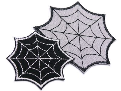 Nahaufnahme schwarzes und graues Spinnennetz-Bügelbild aus Baumwollstoff in zwei Größen: 6 x 6 cm schwarz und 9 x 9 cm grau, gestickter Spinnennetz-Patch zum Aufbügeln handmade Berlin