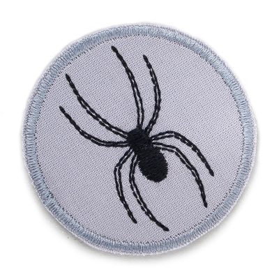 Spinnen-Bügelpatch aus grauem Baumwollstoff mit gestickter schwarzer Spinne, Ø 5,5 cm, runder Spinnen-Aufnäher zum Aufbügeln handmade Berlin